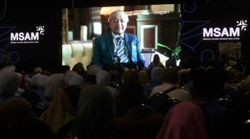 BERUCAP: Dr Mahathir menyampaikan ucapan menerusi rakaman video pada Majlis Perasmian Minggu Saham Amanah Malaysia (MSAM) 2019 di pekarangan Amanjaya Mall, semalam. — Gambar Bernama