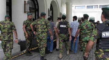 Polis di luar hotel Kingsbury di Colombo hari ini. - Gambar Xinhua