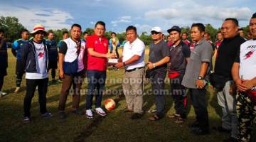 PIALA REBUTAN: Jefferi (enam kanan) menyerahkan Piala ADUN Jepak kepada Mohd Zaifulfadillah, piala bakal menjadi rebutan pasukan bertanding sambil disaksi yang lain.