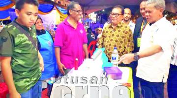 MUIS melawat salah satu booth peniaga yang turut mengambil bahagian sempena Karnival Promosi Jualan Makanan dan Pameran Barangan sempena Tahun Melawat Tawau 2019 di Bandar Tawau.