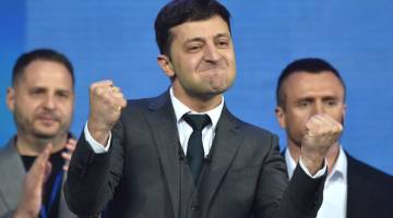 YAKIN: Reaksi Zelensky semasa perdebatan pilihan raya presiden di Stadium Olimpiyski di Kiev, Ukraine pada Jumaat lalu. — Gambar AFP