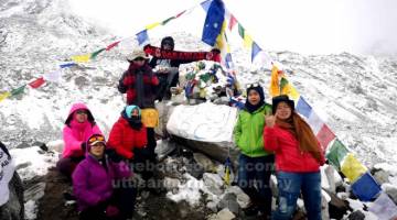 KENANGAN BERSEJARAH: Azman bersama semua ahli ekspedisi merakam kenangan di Everest Base Camp.