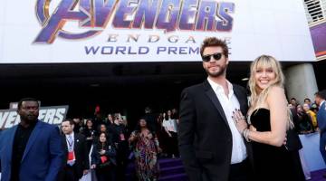 TURUT HADIR: Liam Hemsworth dan isterinya Miley Cyrus antara selebriti Hollywood yang hadir semasa acara tayangan perdana filem ‘The Avengers: Endgame’ di Los Angeles, California, pada 22 April lepas.  — Gambar Reuters