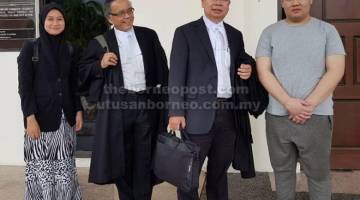 KE HOSPITAL SENTOSA: Zaki Haziq bersama peguamnya, Roger Chin dan Fadzillah Osman di Mahkamah Kuching, semalam.