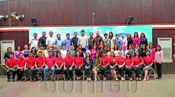 JO-ANNA (duduk, lapan kiri) bergambar bersama barisan Ahli Jawatankuasa Unduk Ngadau Kaamatan Peringkat Negeri Sabah selepas sidang media itu.