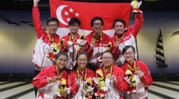 Pasukan lelaki dan wanita Singapura meraikan kejayaan bersama di atas podium.
