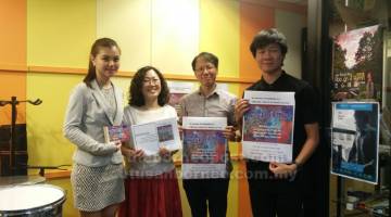 SERTAI KAMI: (Dari kiri) Ruth, Wong, Buong dan Lau mengalu-alukan orang awam bagi menyertai konsert amal ‘Touching Lives With Music’ pda 3 dan 4 Mei ini, di Auditorium Pustaka Negeri Sarawak Miri. 