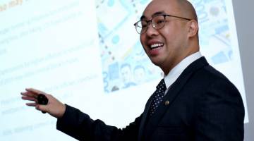 KEKAL KUKUH: Tan memberi taklimat kepada pengamal media berkenaan ‘Ringgit Outlook H1 2019’ di Aloft di Kuala Lumpur, semalam. — Gambar Bernama