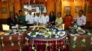 JEMPUT DATANG: Kakitangan pengurusan Hotel Grand Continental Kuching iaitu (dari kiri) Pegawai Sektor Makanan dan Minuman (F&B) Juffri Ratrakawi, Kapten F&B Dicky Fazerly, Chef De Partie Wilfred Urut, Cef Eksekutif Ben Koh, Cef Kaod Senib, Pengurus Sumber Manusia Christina Patrick Penyelia F&B Janita Puem, Pegawai Akauntan Wee Geok Than dan Ketua Pegawai Keselamatan Winston Limpa menunjukkan hidangan Ramadan Iftar Citra Malaysia di Hotel Grand Continental Kuching semalam.