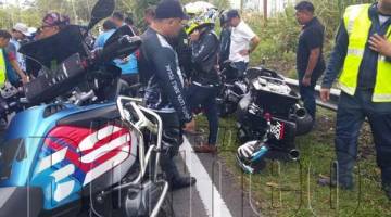 KEADAAN motosikal berkuasa tinggi yang terbalik dipercayai dinaiki Azis semasa konvoi terbabit.