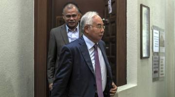 Najib ketika keluar selepas mahkamah berhenti bersidang pada prosiding pagi tadi. - Gambar Bernama 