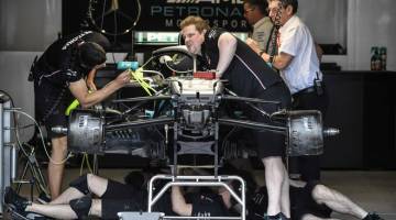 KEJAR MASA: Juruteknik pasukan Mercedes bertungkus-lumus menyiapkan kereta Hamilton menjelang perlumbaan Grand Prix Azerbaijan hujung minggu ini di Baku, Azerbaijan kelmarin. — Gambar AFP