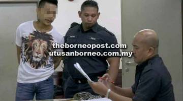 DIREMAN: Suspek ketika berada di bilik tahanan Mahkamah Kuching, semalam.