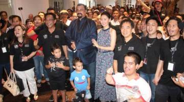 Seagal dan Erdenetuya bersama para peminat di Kompleks Mahkamah Lama di Kuching hari ini.