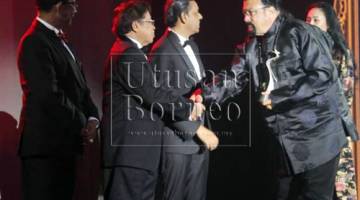 Seagal menerima Anugerah Luminari AIFFA 2019 daripada Abang Johari.