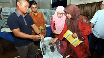 PERSIAPAN: Sebahagian petugas SPR mempelajari cara mengikat peti undi ketika mengadakan taklimat dan simulasi petugas SPR bagi menghadapi Pilihan Raya Kecil Parlimen P186 Sandakan di Dewan Masyarakat Sandakan semalam. — Gambar Bernama 