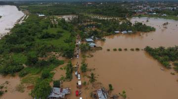 BANJIR: Gambar dirakam dari udara pada Sabtu lepas menunjukkan banjir di Bengkulu, pulau Sumatera, Indonesia. — Gambar AFp