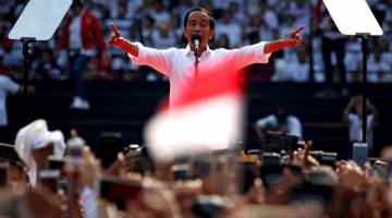 POPULAR: Jokowi menyampaikan amanat kepada penyokongnya semasa kempen pilihan raya                    di Stadium Gelora Bung Karno di Jakarta, Indonesia pada 13 April lepas. — Gambar Reuters