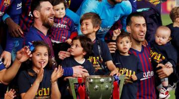 PENINGGALAN GENERASI EMAS BARCA: Messi (kiri) dan Busquets ketika meraikan kejayaan Barca memenangi kejuaraan LA Liga Sepanyol selepas perlawanan menentang Levante di Nou Camp, Barcelona pada Sabtu lepas. — Gambar AFP