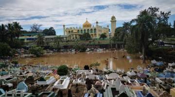 KAWASAN Tanah Perkuburan Orang Islam Wireless, di Jalan Utara turut terjejas.