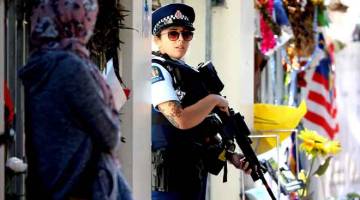 BERJAGA-JAGA: Anggota                polis bersenjata berkawal di luar masjid Al Noor semasa waktu sembahyang Jumaat di Christchurch, New Zealand semalam, menjelang ketibaan bulan suci Ramadan. — Gambar AFP 