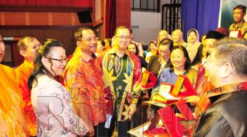 JAUJAN (dua kiri), Mistirine (kiri) dan Amin (tiga kiri) bermesra dengan guru-guru yang menerima anugerah pada majlis itu.