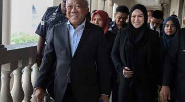 PERBICARAAN: Bung Moktar (kiri) dan isterinya Zizie (dua kanan) di Kuala Lumpur, semalam.  — Gambar Bernama