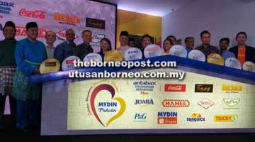 TABUNG PRIHATIN: Hannah Yeoh (enam kiri) bersama wakil 11 syarikat pembekal berjenama melakukan simbolik pelancaran Kempen Girang Syawal Tiba 2019 Majlis di Mydin Subang Jaya.