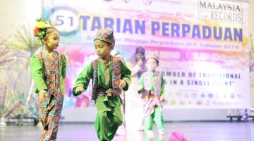 PENARI cilik turut mempersembahkan tarian tradisional selama dua jam 36 minit tanpa henti  untuk mencipta rekod dalam MBR.