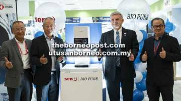 LANCAR: Pengarah Urusan Senheng Electric (KL) Sdn Bhd Lim Kim Heng (dua kiri) pada majlis pelancaran penulen air Bio Pure N Series di One Utama, baru-baru ini.