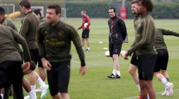 PENUH TUMPUAN: Emery menyaksikan pasukannya menjalani latihan di Pusat Latihan Arsenal di St Albans, Britain. — Gambar Reuters