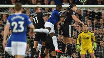 BERTEMBUNG DI UDARA: Sebahagian daripada babak-babak aksi perlawanan Liga Perdana Inggeris di antara Everton dan Burnley di Goodison Park. — Gambar AFP