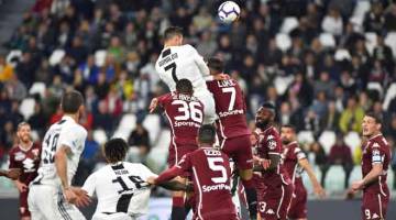 PENUH AKSI: Antara babak-babak aksi perlawanan Serie A Itali di antara Juventus dan Torino di Stadium Allianz di Turin, Itali. — Gambar Reuters