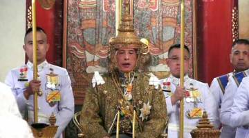 DAULAT TUANKU: Potongan skrin ini diambil dari video Thai TV Pool semalam menunjukkan Raja Vajiralongkorn yang dimahkotakan semasa penobatannya di Bangkok. — Gambar AFP