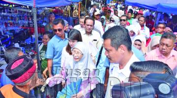 WAN Azizah bersama Vivian beramah mesra dengan rakyat di Tamu Mingguan Bandar Sandakan.