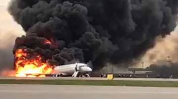 TERBAKAR: Gambar serahan Jawatankuasa Siasatan Rusia kelmarin menunjukkan sebuah pesawat terbakar di Lapangan Terbang Antarabangsa Sheremetyevo di Moscow, Rusia. — Gambar AFP