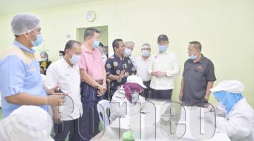 JUNZ bersama Shamsudin serta rombongan diberi penerangan mengenai cara memproses sarang burung walit di kilang itu.