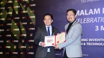 TAHNIAH: Dr Chua (kiri) menerima Anugerah Produk Inovasi Malaysia  menerusi inovasi Cendol Segera yang dihasilkan menerusi kerjasama MARDI Cawangan Kuching dan DBKU. 