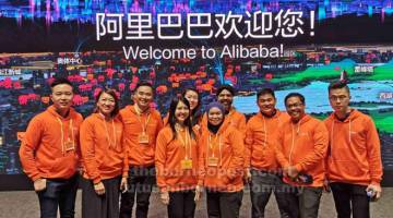 TIMBA ILMU: Hafidz (dua kanan) bergambar bersama rombongan dari Malaysia yang menyertai program Alibaba Netrener.