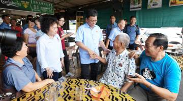 SHAFIE tengah) bersalaman dengan pelanggan sebuah kedai makan ketika mengadakan tinjauan mesra ke Pasar Kim Fung sempena kempen Pilihan Raya Kecil (PRK) Parlimen Sandakan.