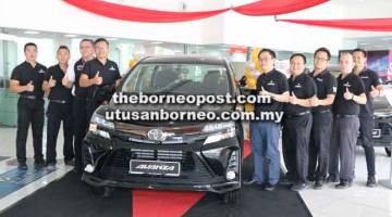 BAHARU: Pengurus Cawangan UMW Motor (Kumpulan Jualan Kenderaan), Jeffery Wong Ling Chek (lima kanan) bersama kakitangannya bergambar bersama Toyota Avanza 2019 serba baharu di Kuching, semalam.