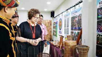 CHRISTINA melawat pameran kraftangan yang dipamerkan sempena sambutan Pesta Kaamatan Peringkat Daerah Tawau.