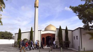 AKAN DIFILEMKAN: Gambar fail bertarikh 23 Mac 2019 menunjukkan ahli jemaah memasuki  Masjid Al Noor di Christchurch, selepas ia dibuka semula selepas kejadian pembunuhan kejam tersebut. Sebuah filem yang dipanggil ‘Hello Brother’ mengenai kejadian itu kini sedang dalam pembikinan, kata penerbitnya kepada media di Cannes baru-baru ini. — Gambar AFP