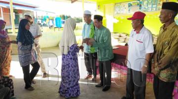 ARUNARNSIN menyampaikan sumbangan kepada golongan asnaf di Kampung Semawang.