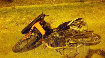 BAHAGIAN belakang motosikal Tasius mengalami kerosakan teruk akibat impak kemalangan itu.