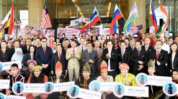 KETUA Menteri Datuk Seri Mohd Shafie Apdal pada pelancaran Tugu Budaya Etnik Sabah sempena penganjuran Festival Tarian Rakyat Remaja Antarabangsa Ke-10 di perkarangan Bangunan Pusat Pentadbiran Negeri Sabah hari ini.