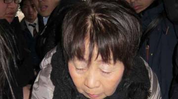 KEJAM: Gambar fail 13 Mac, 2014 menunjukkan Kakehi tiba                        di mahkamah daerah Kyoto, Jepun untuk berdepan perbicaraan atas tuduhan meracuni suaminya dengan sianida. — Gambar AFP