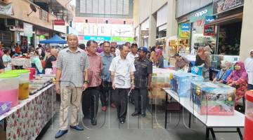 RAYMOND (dua kanan) bersama Gunasegaran (kanan) dan pegawai-pegawai agensi lain melakukan lawatan di bazar Ramadan Keningau Mall selepas pelancaran itu.