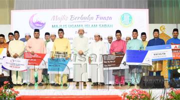 WAKIL-WAKIL syarikat bergambar kenangan bersama Tun Juhar (tengah) selepas Majlis Penyerahan Zakat Perniagaan kepada Muis.