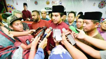 SYED SADDIQ ketika menjawab soalan-soalan pihak media di majlis itu.